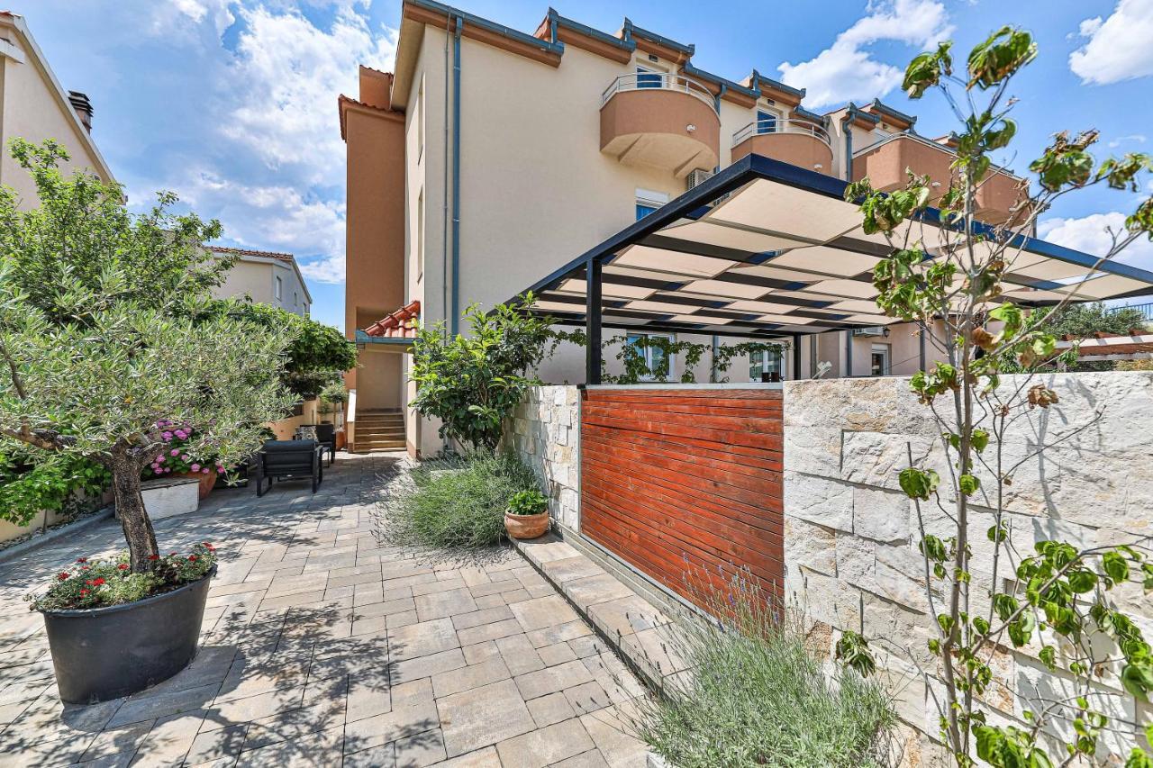 Apartmani Ana Kaštela Екстериор снимка